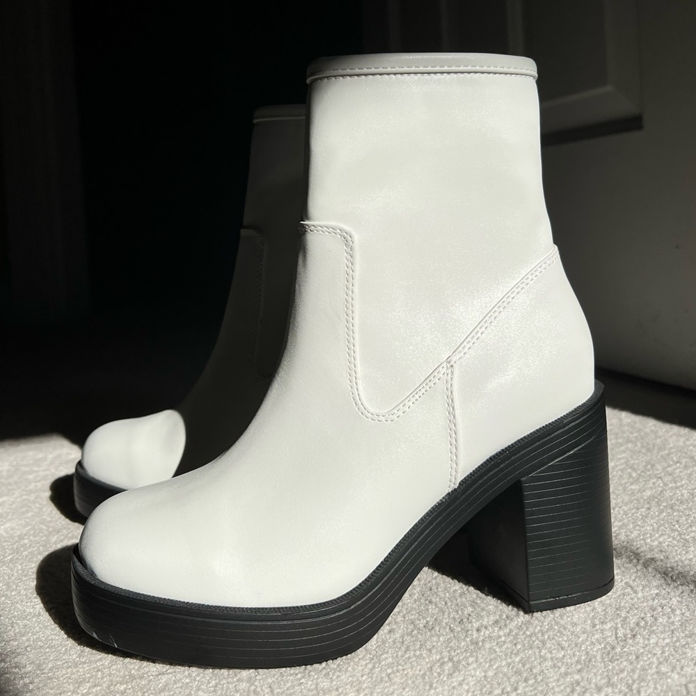 BRAND NEW urban outfitters booties (6)